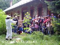 Včelař Josef Vlach při Medobraní u Perníkové chaloupky 2009